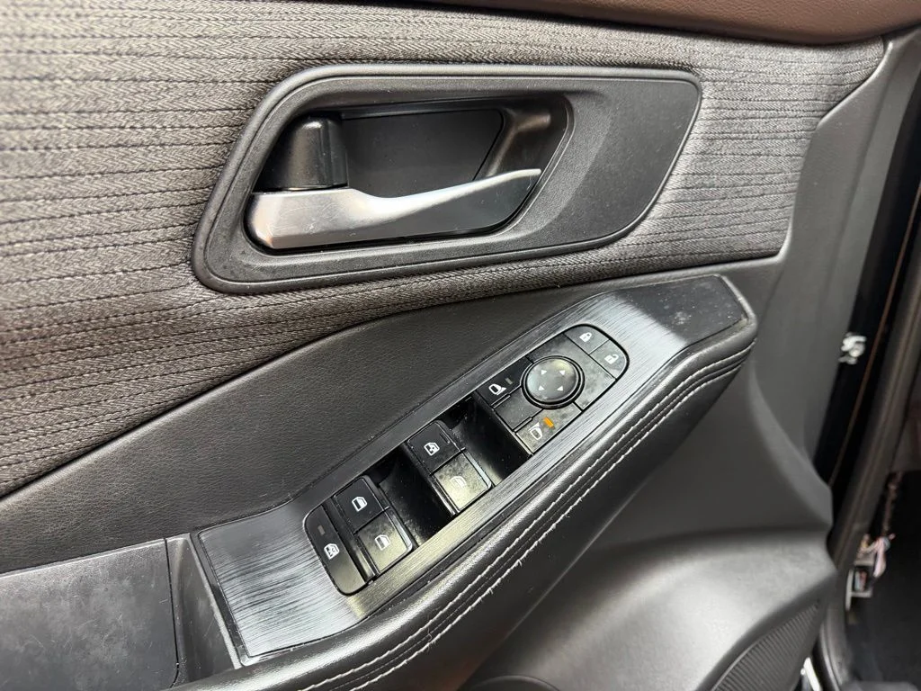 Used 2021 Super Black Nissan SV image 18