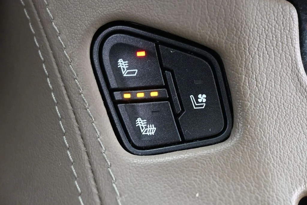 Used 2019 Crimson Red Tintcoat GMC SLT image 22