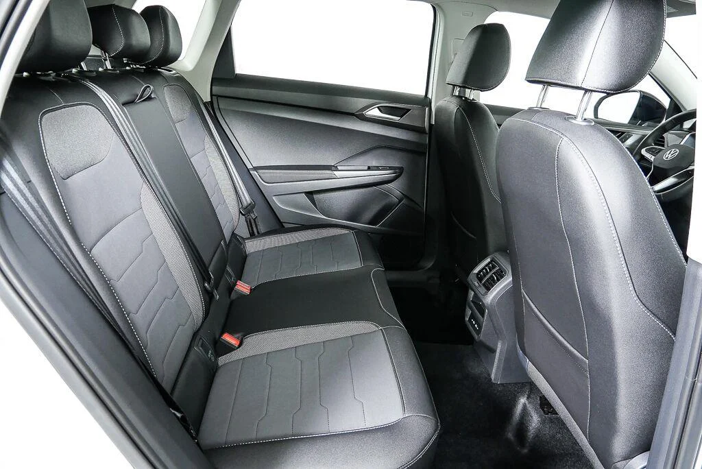 New 2026 Pure White w/Deep Black Roof Volkswagen SE Black image 23