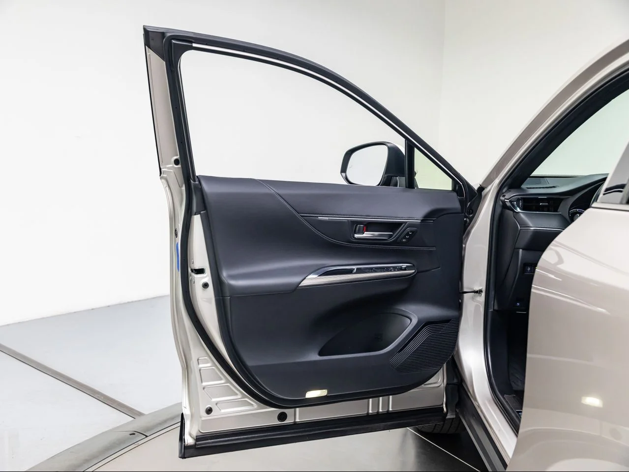 Used 2022 Titanium Glow Toyota XLE image 23