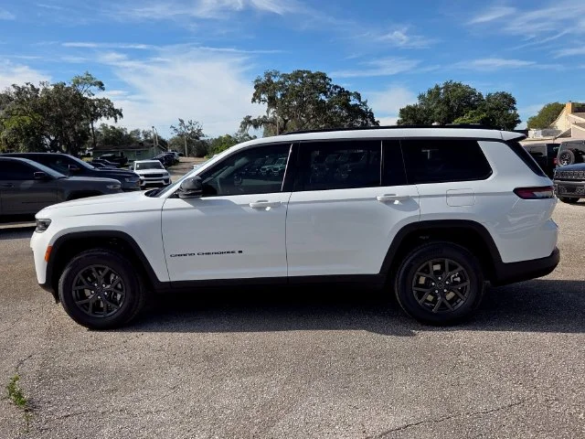 New 2027 Bright White Clear-Coat Paint Jeep Laredo Altitude image 5
