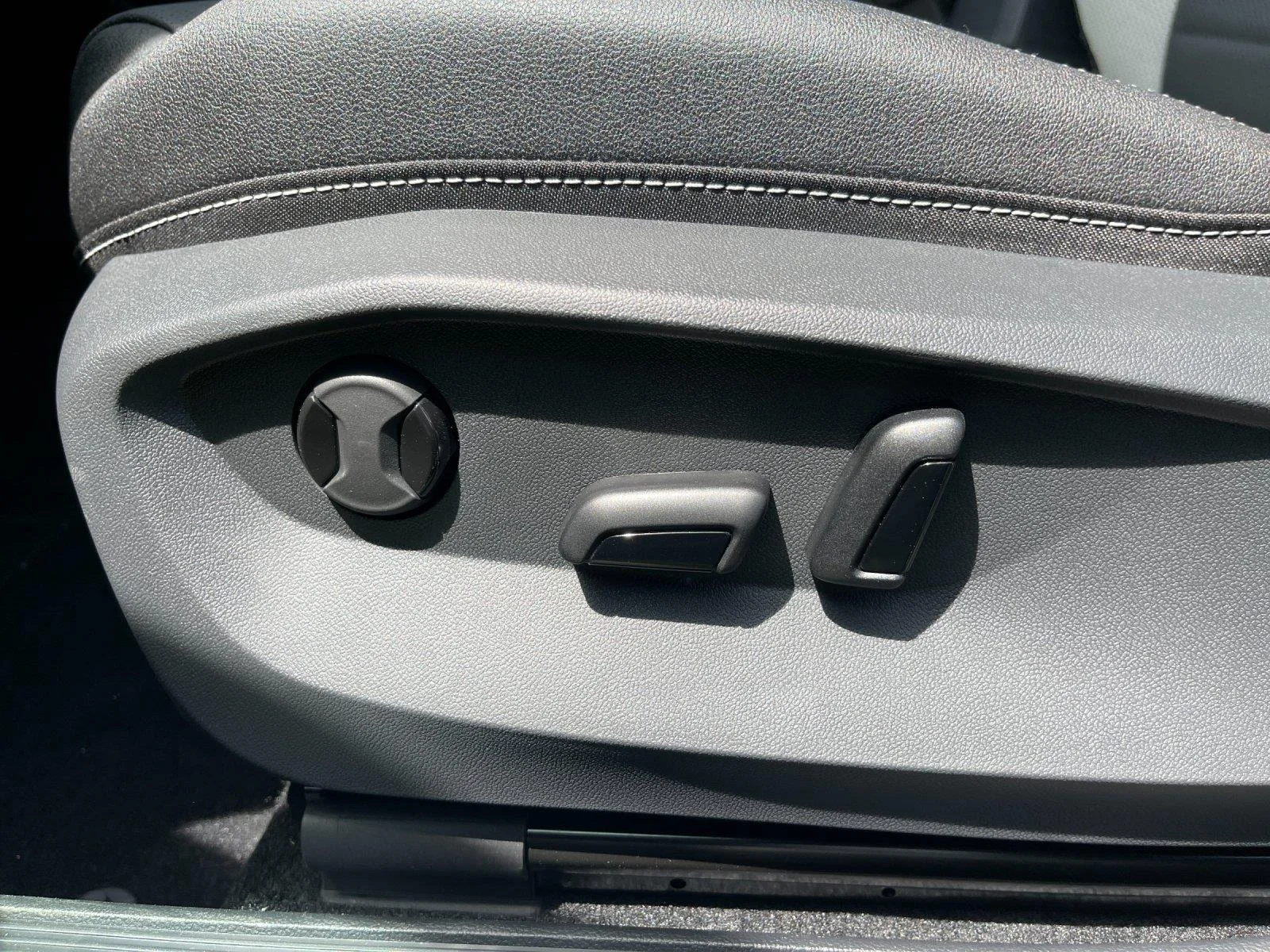 New 2026 Deep Black Pearl Volkswagen SEL image 16