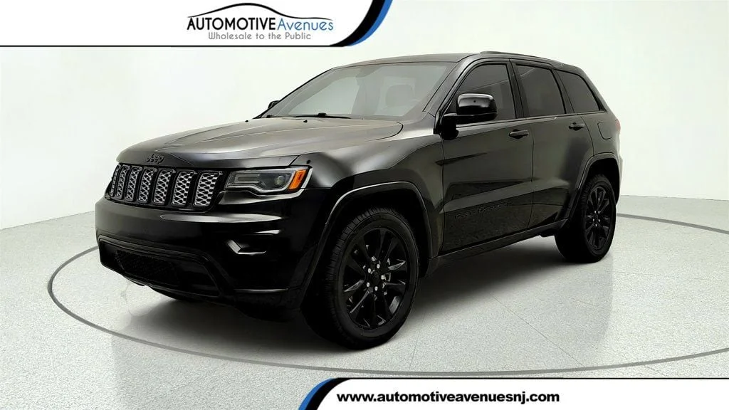 Used 2022 Diamond Black Crystal Pearlcoat Jeep Laredo X 4x2 image 1