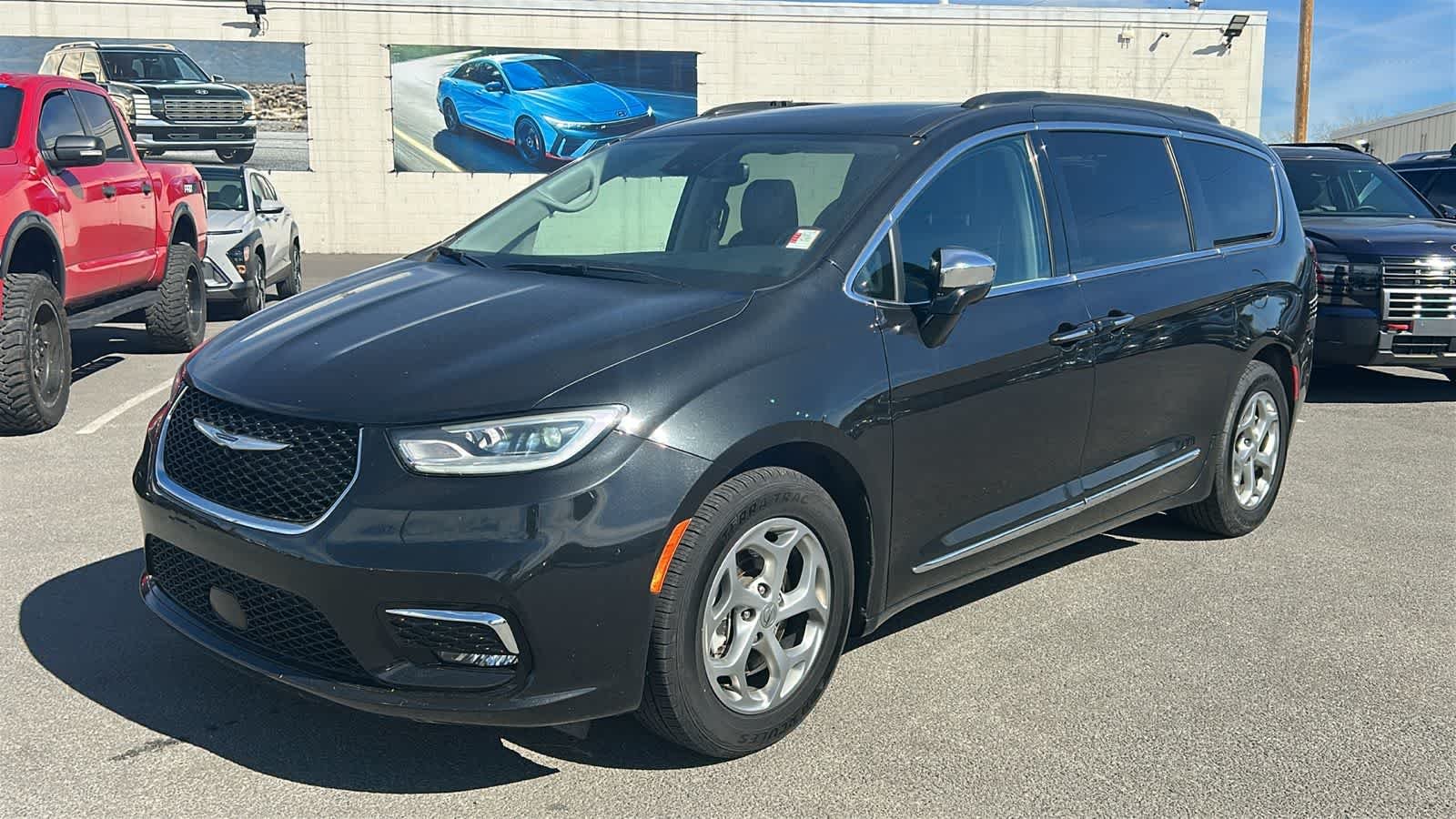 2023 Chrysler Pacifica Limited's photo