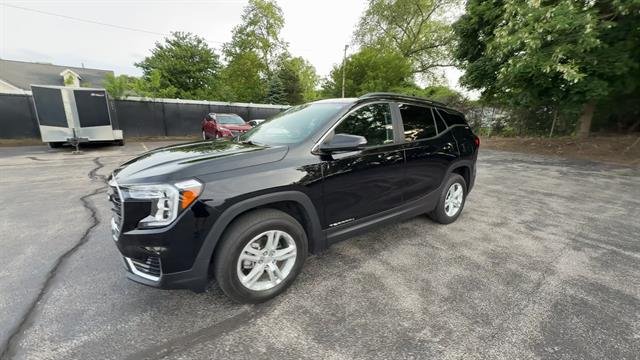 Used 2024 Ebony Twilight Metallic GMC SLE image 4