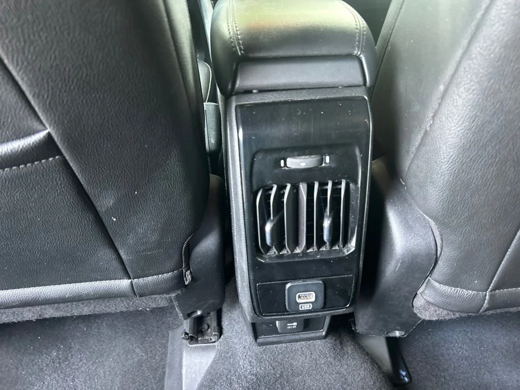 Used 2024 White Jeep Latitude image 30