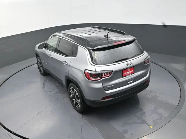 Used 2024  Jeep Limited image 26
