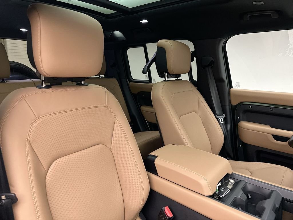 New 2026 Woolstone Green Land Rover X-Dynamic SE image 6