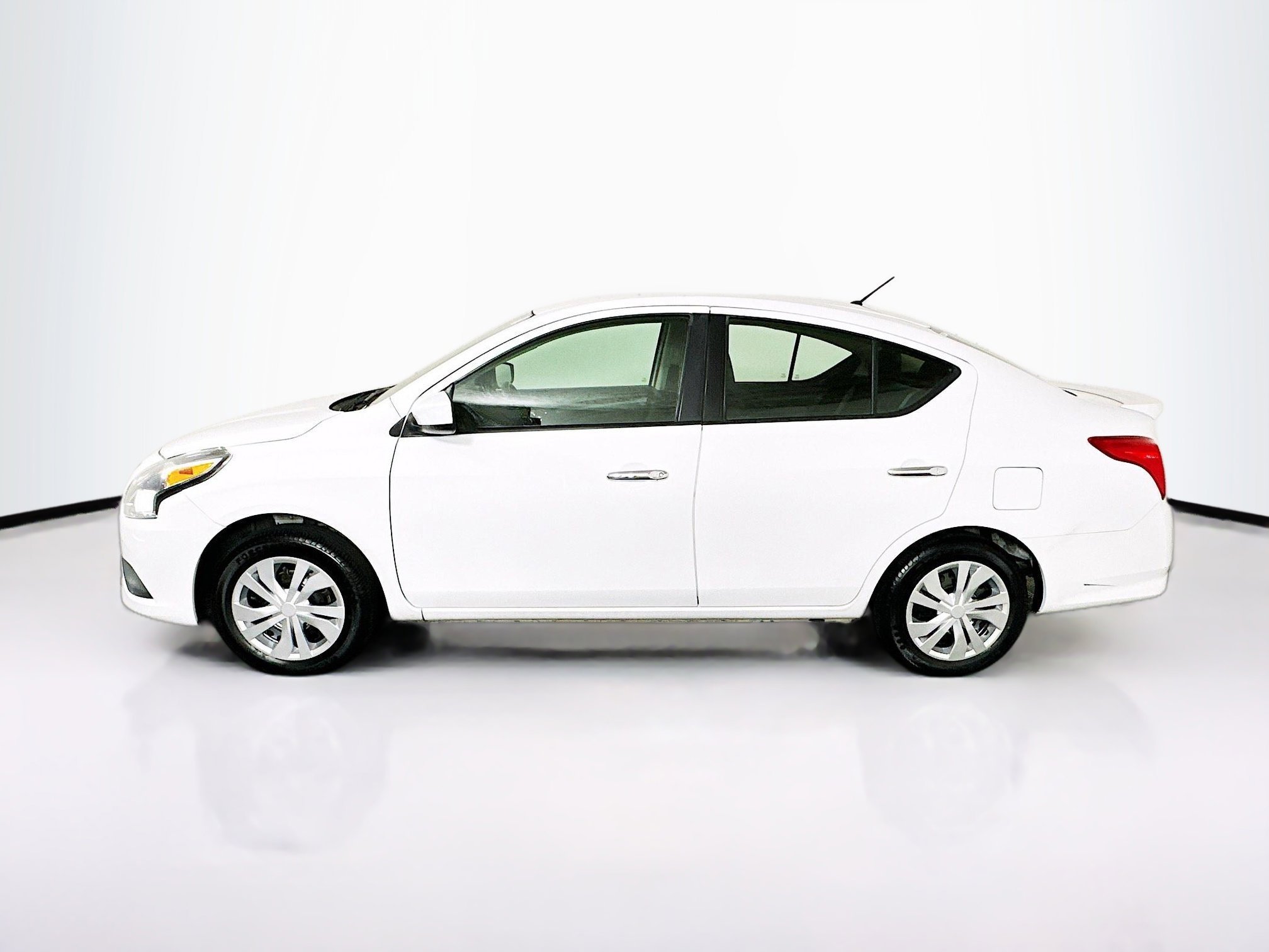 2019 Nissan Versa thumbnail 9