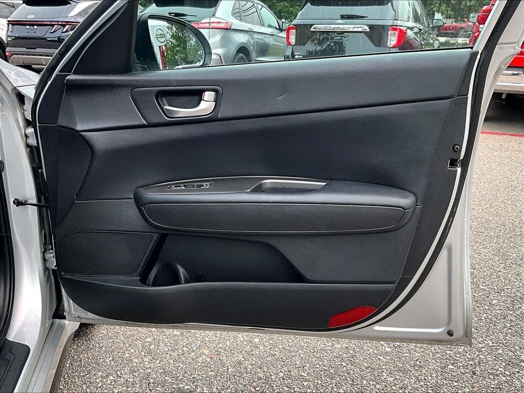 Used 2020 Silver Kia SE image 12