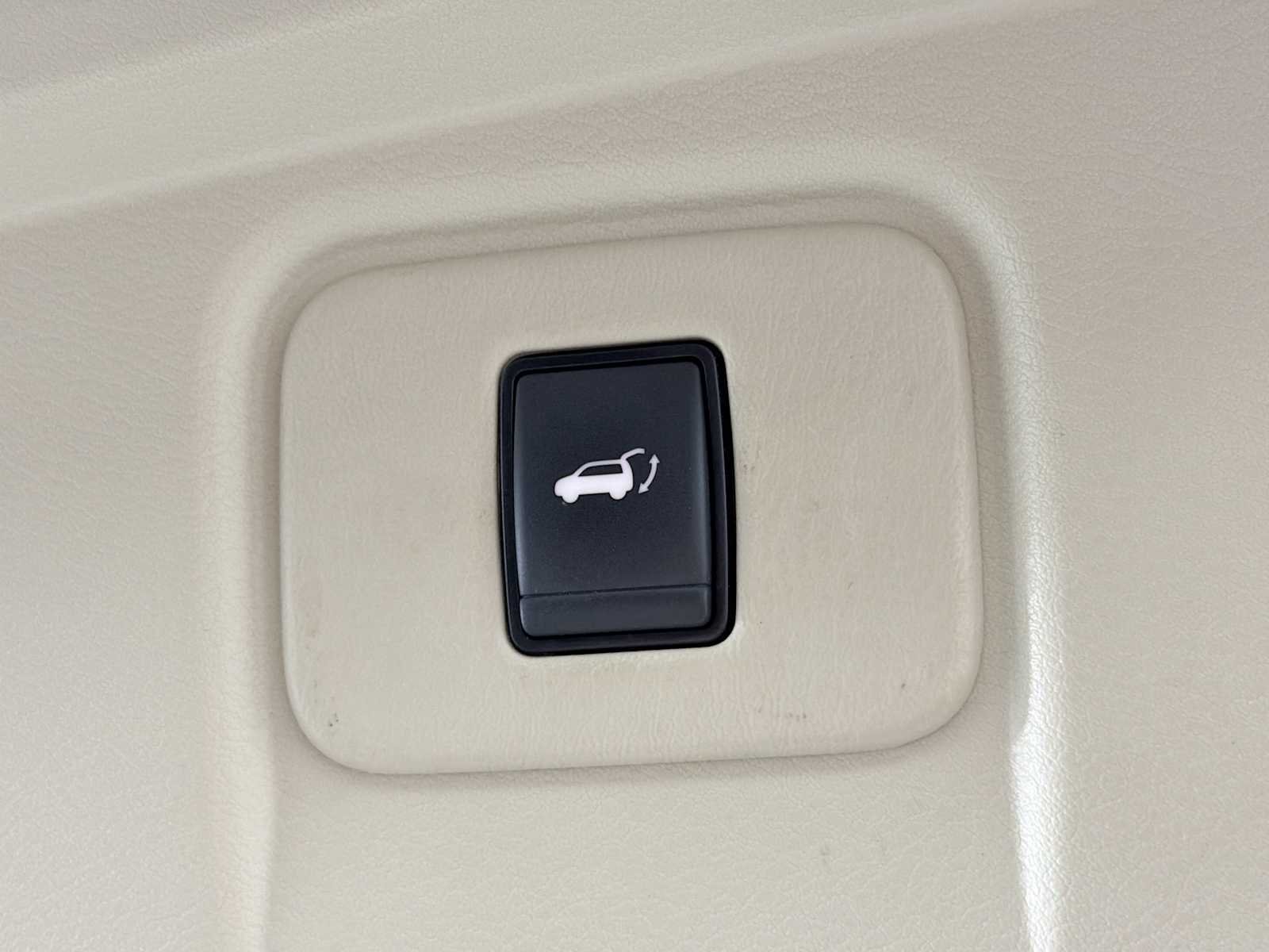 Used 2018 Pearl White Nissan Platinum image 16