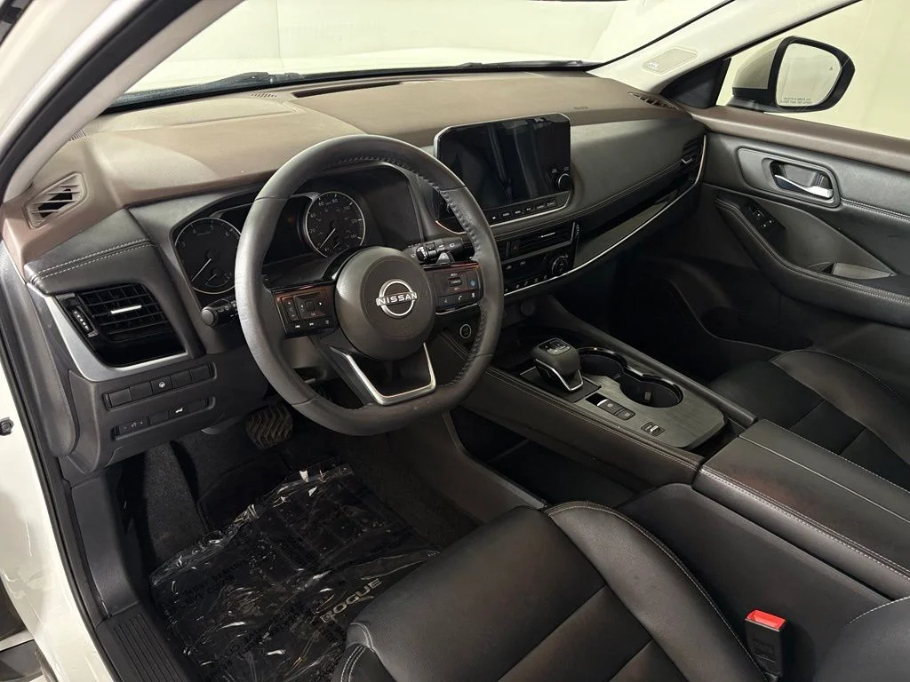 Used 2022 White Nissan SL image 16