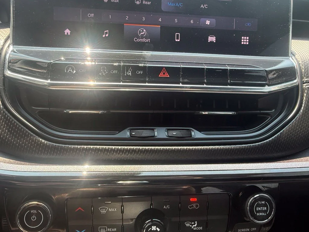 Used 2022 White Jeep Latitude image 24
