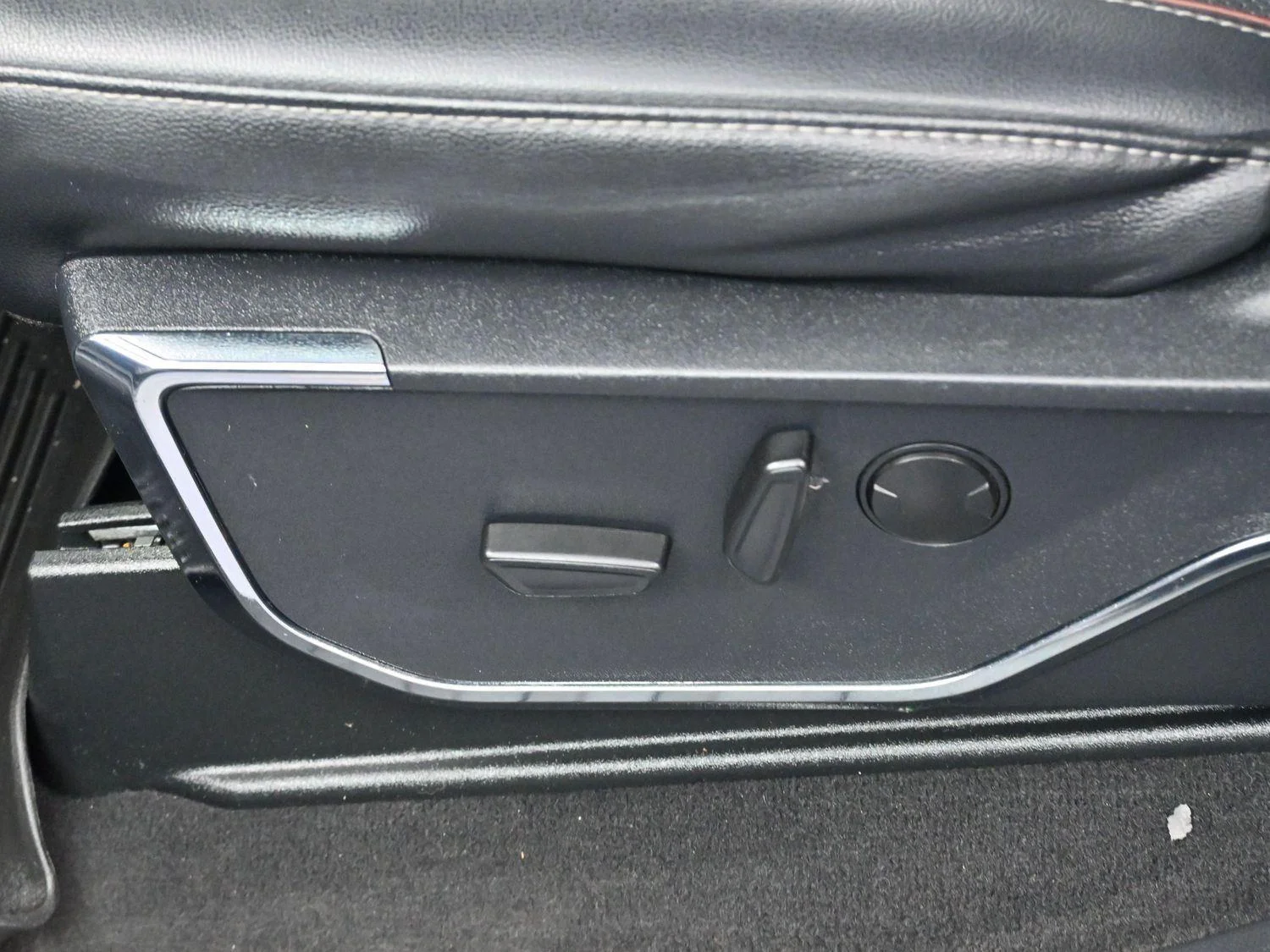 Used 2024 Oxford White Ford LARIAT image 13