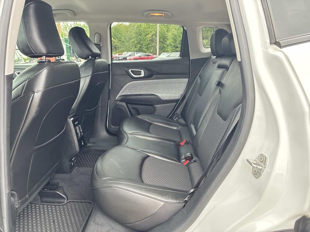 Used 2022 White Jeep Latitude image 17