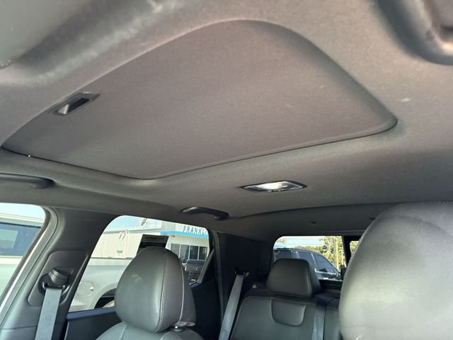 Used 2025 White Hyundai SEL image 19