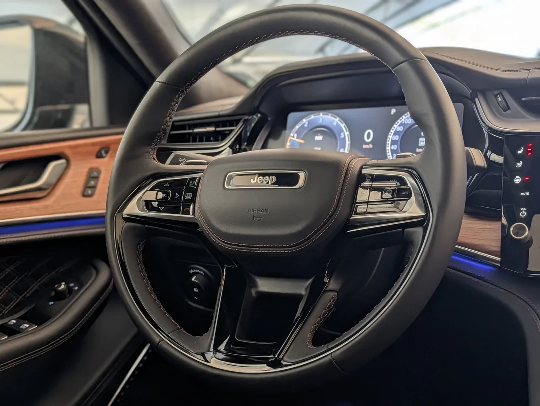 New 2026 Grey Jeep Summit - - 4x4 - Advanced ProTech Group IV - Palermo Leather Seats - Head-Up Display & More! image 17