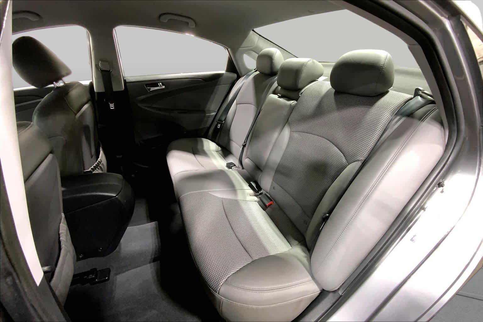 Used 2011 Harbor Gray Metallic Hyundai SE image 20