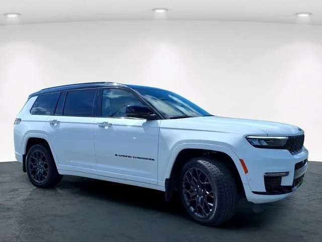 Used 2025 White Jeep Summit image 5