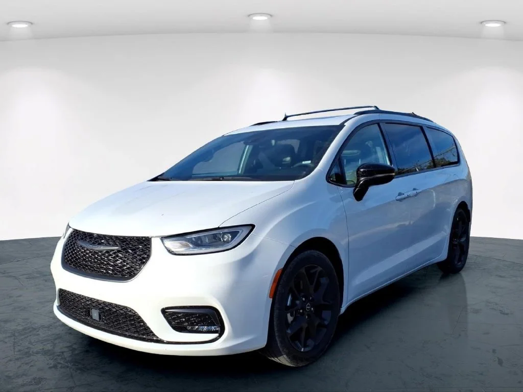 Used 2025 White Chrysler Limited image 4