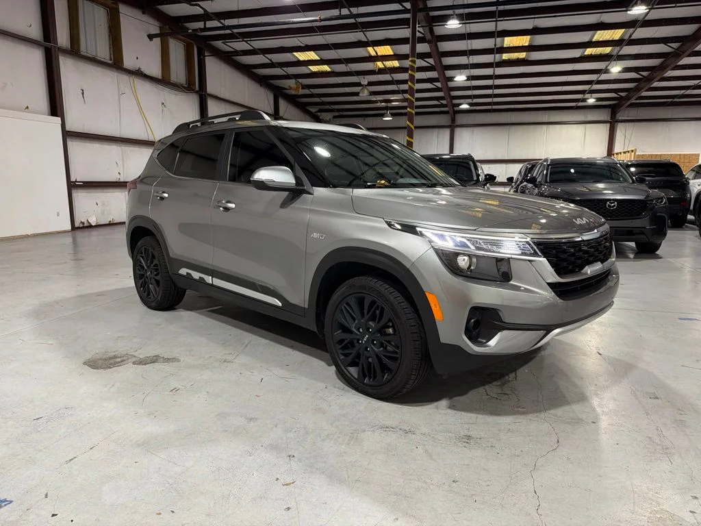 Used 2023 Gray Kia Nightfall image 3