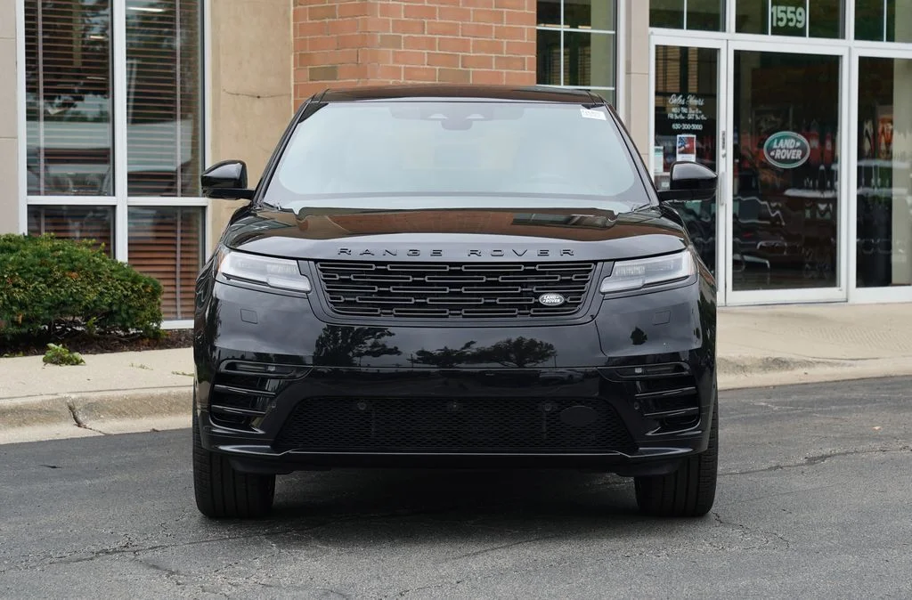 New 2026 Santorini Black Land Rover Belgravia Edition image 4