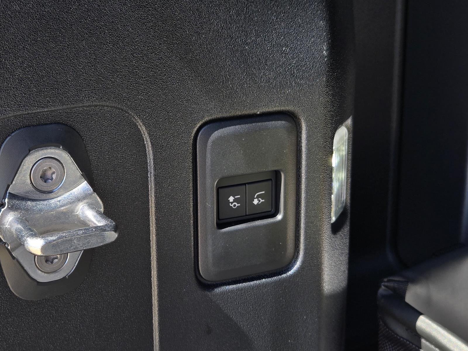 2025 Land Rover Defender V8 - Photo 11
