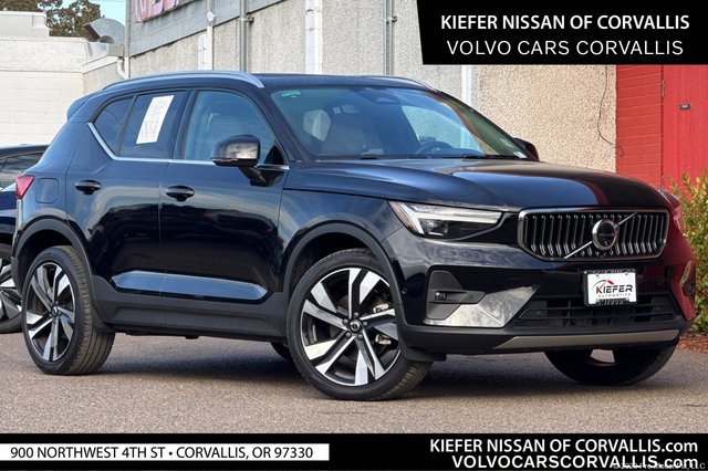 2025 Volvo XC40 Ultra Bright Theme