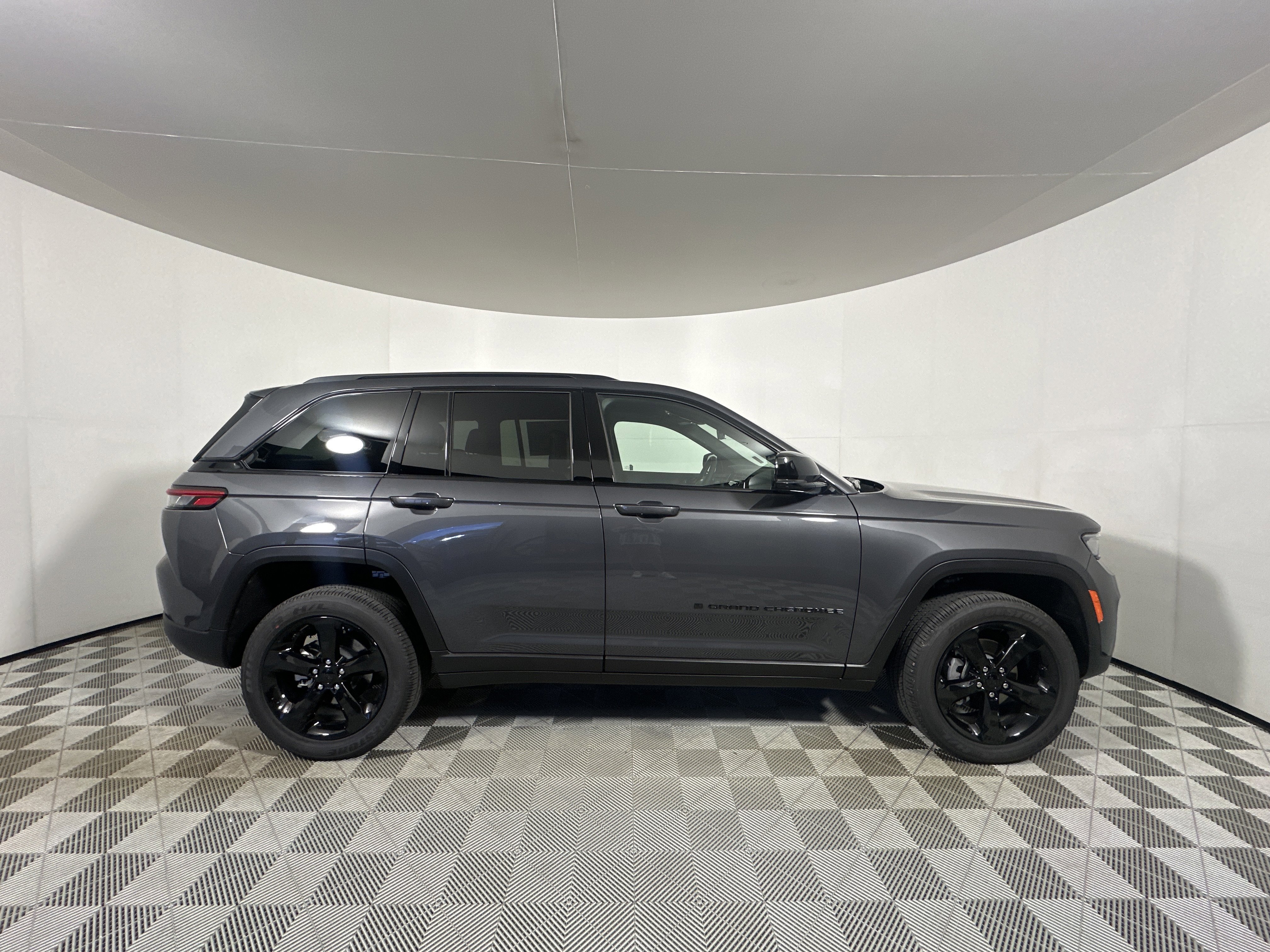 2025 Jeep Grand Cherokee Altitude - Photo 8
