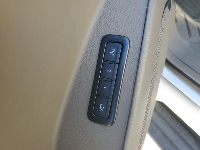 Used 2018 IRIDESCENT PEARL TRICOAT Chevrolet Premier image 15