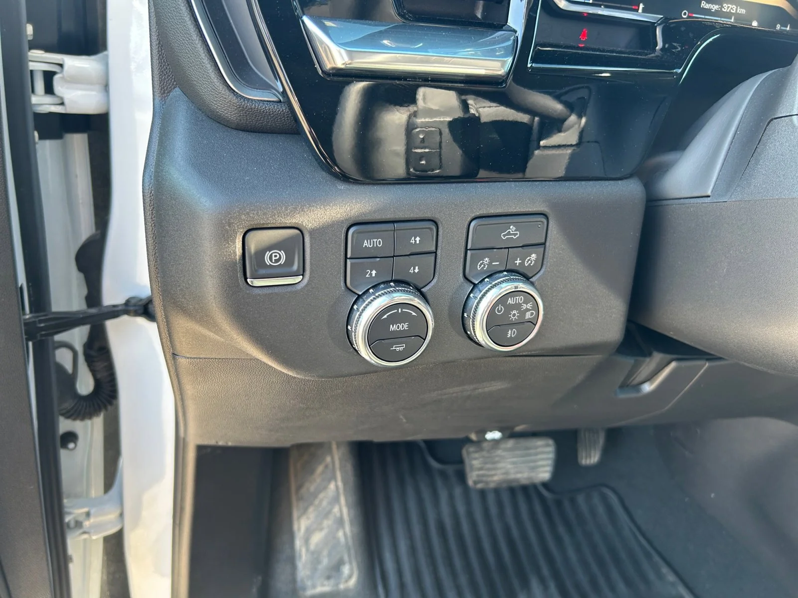 Used 2026 White GMC Elevation Crew 5.3L 4X4 image 14