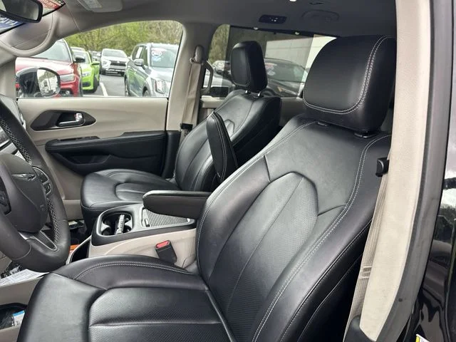 Used 2024 Black Chrysler Touring L image 15