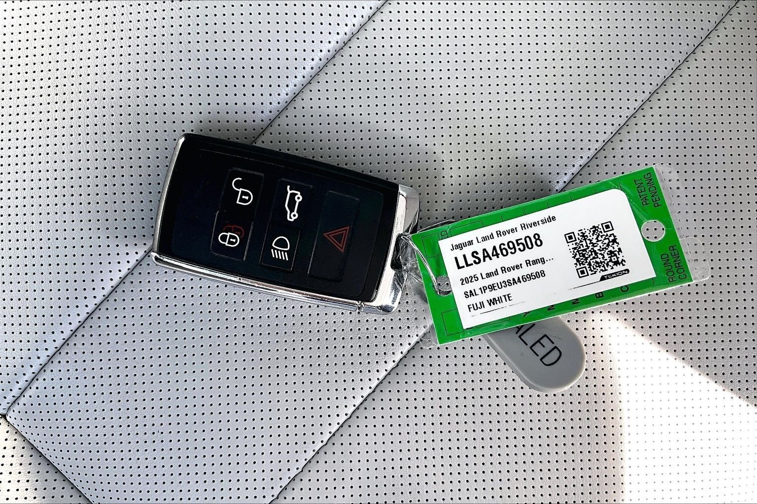 Used 2025 White Land Rover SE image 11