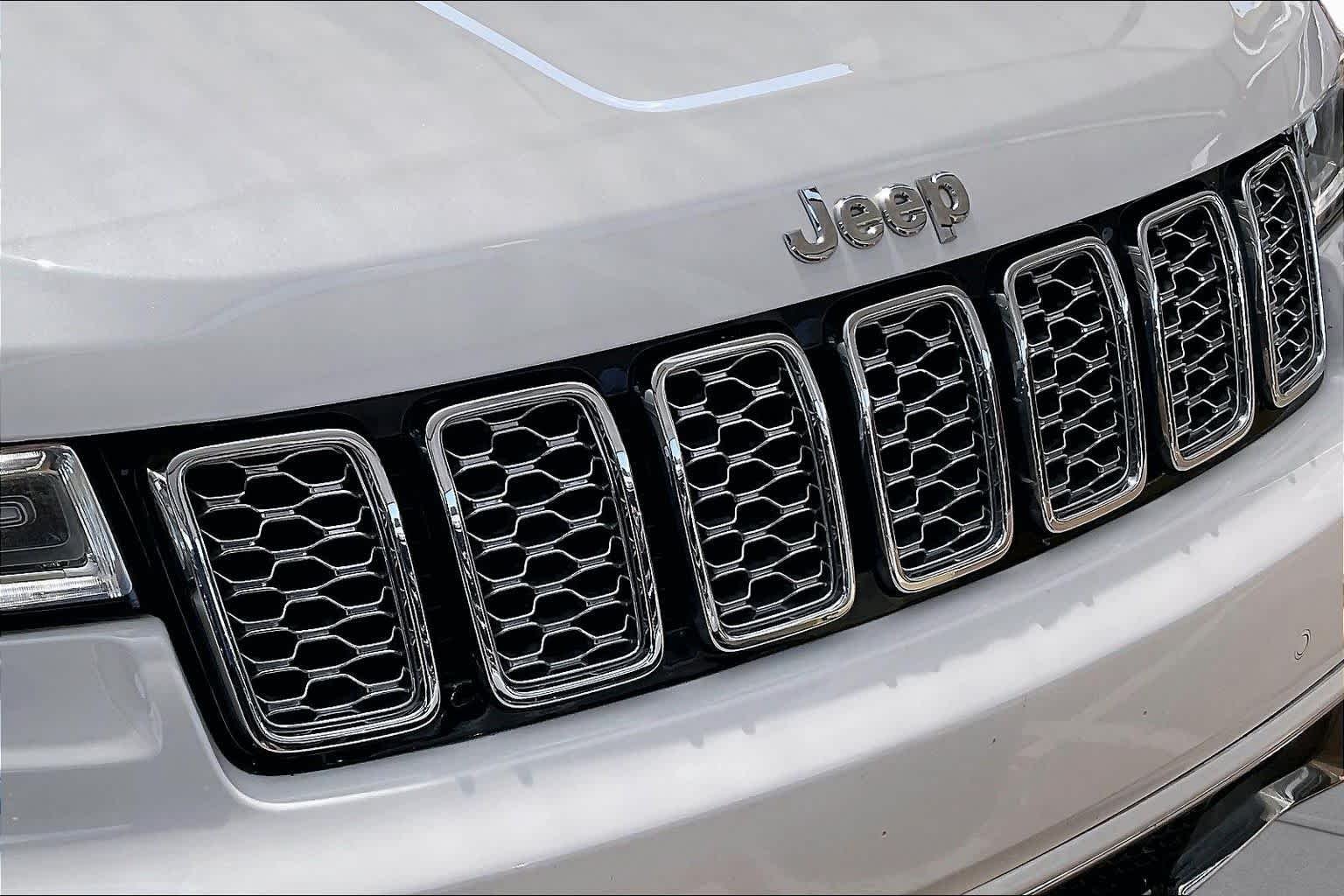 Used 2018 Ivory 3-Coat Jeep Overland image 28