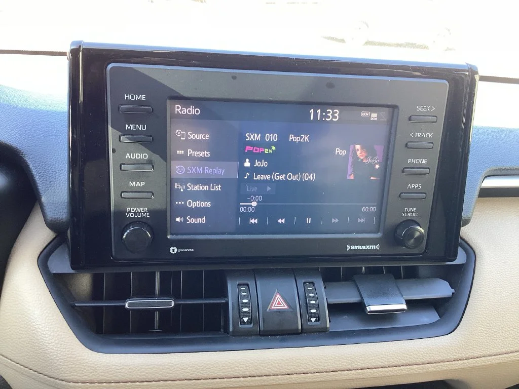 Used 2020  Toyota XLE Premium image 14