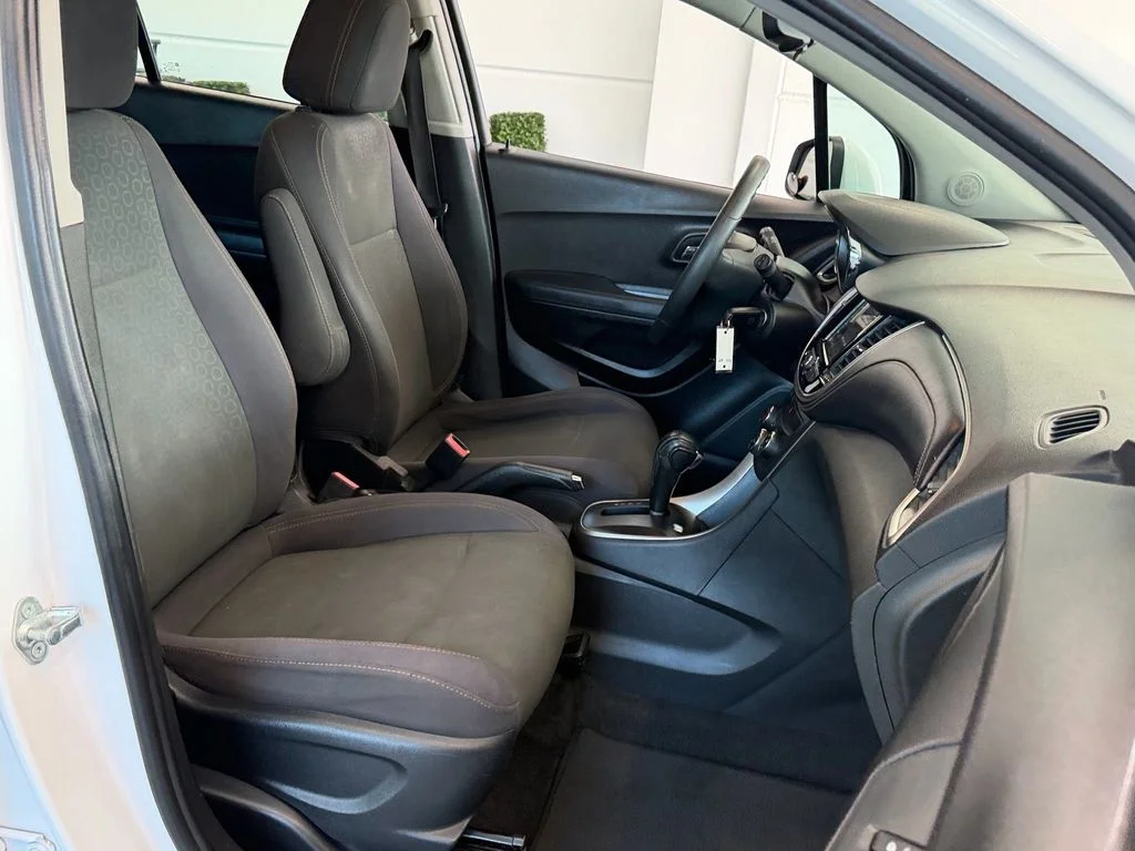 Used 2018 White Chevrolet LS image 8