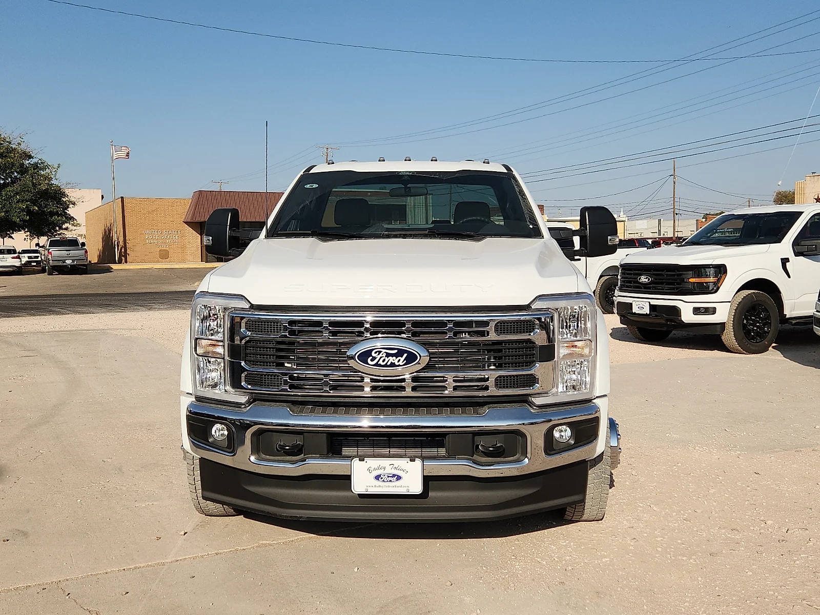 New 2027 Oxford White Ford XLT image 2