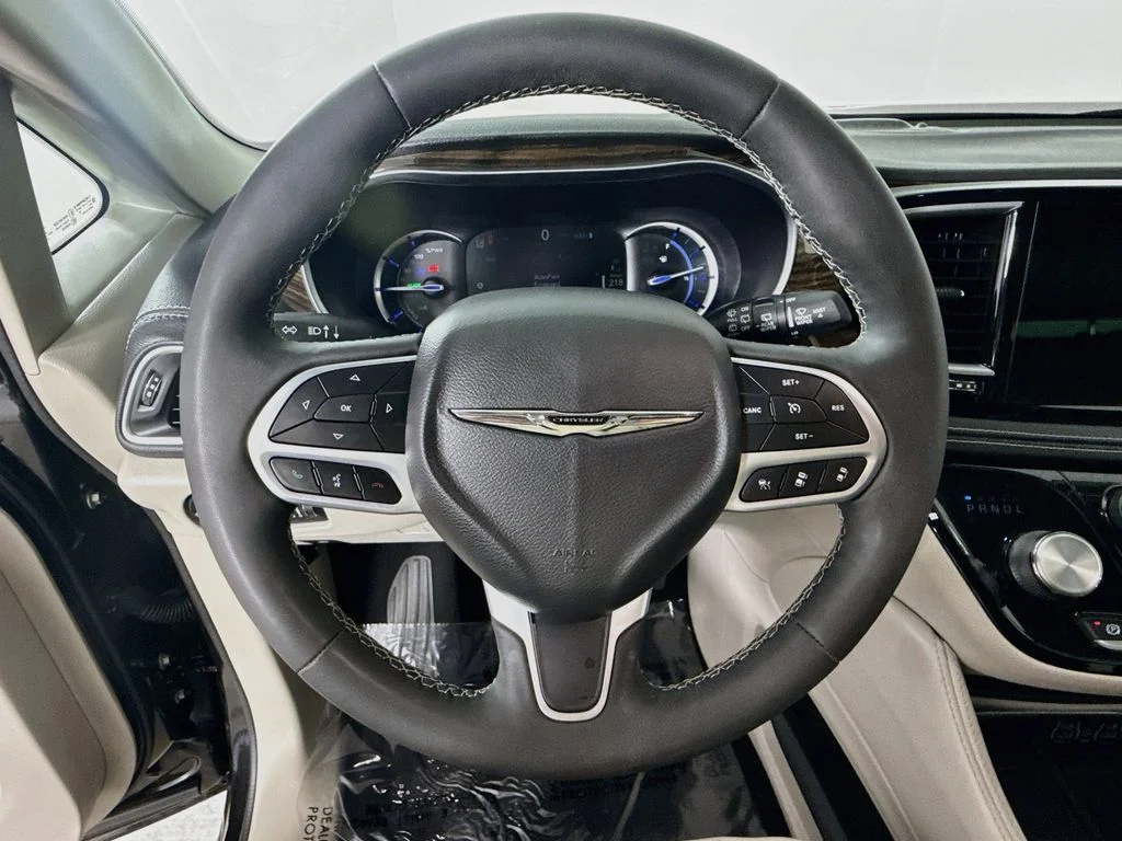 Used 2022 Black Chrysler Limited image 11