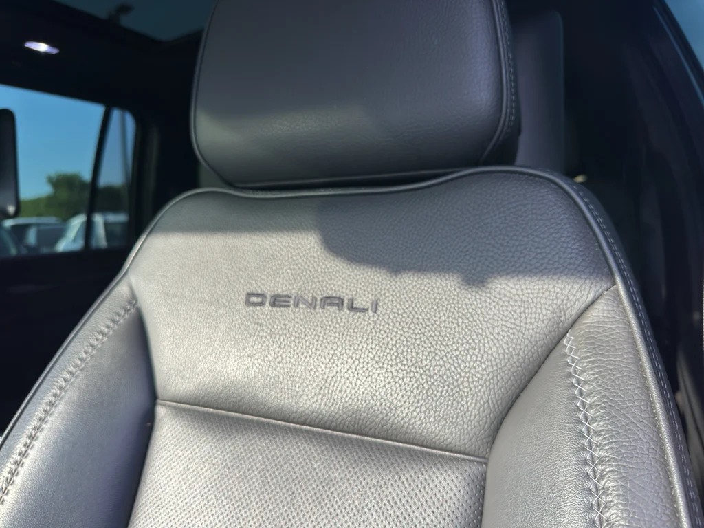 Used 2021 White Frost Tricoat GMC Denali image 28