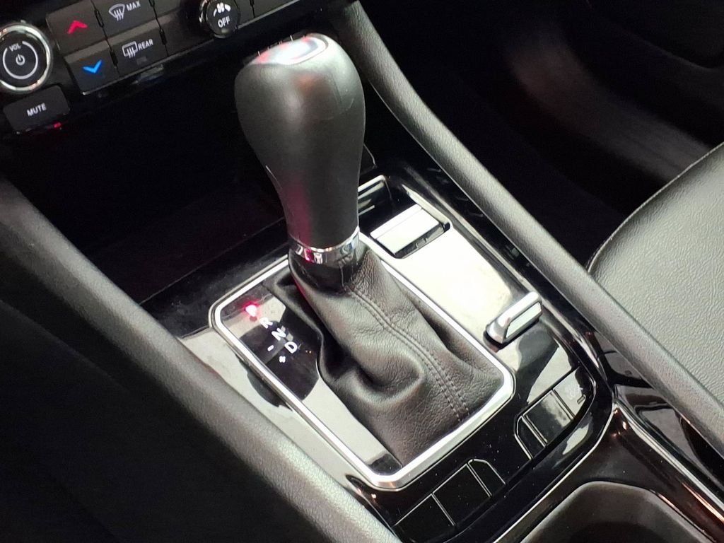 Used 2024 Silver Jeep Limited image 27