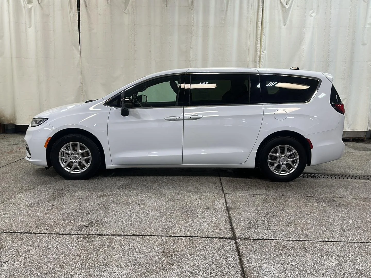 Used 2025 Chrysler Pacifica Select with VIN 2C4RC1BG9SR522262 for sale in Waconia, Minnesota