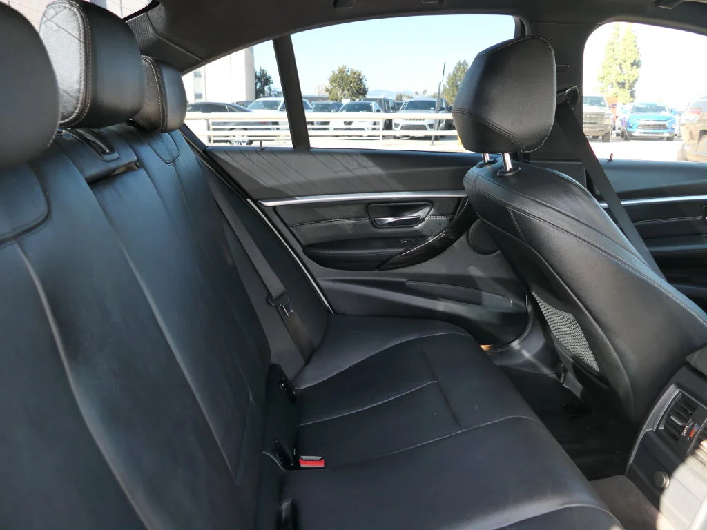 Used 2018 Alpine White BMW 330i image 26