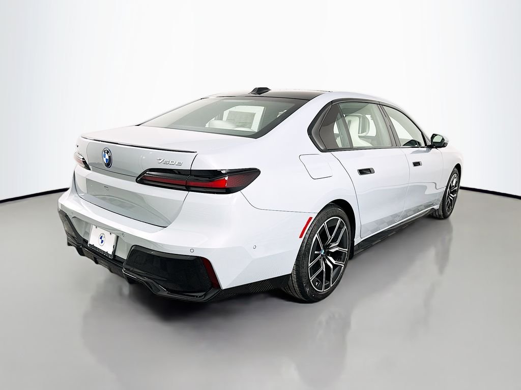 2026 Bmw 750e photo 3