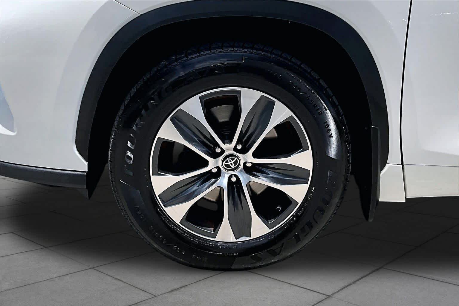 Used 2021 Blizzard Pearl Toyota XLE image 11