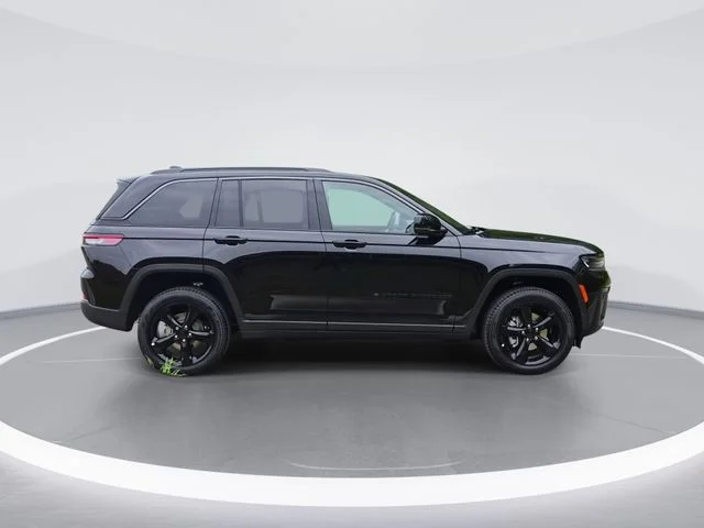New 2026 Diamond Black Crystal Pearlcoat Jeep Limited image 9