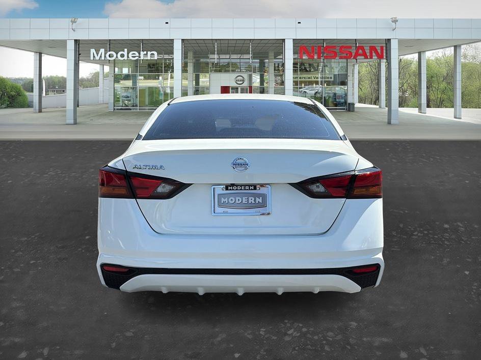 Used 2022 Glacier White Nissan 2.5 S image 4