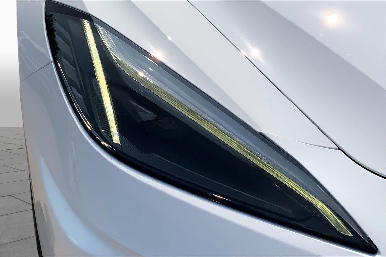 Used 2022 Arctic White Chevrolet 2LT image 27