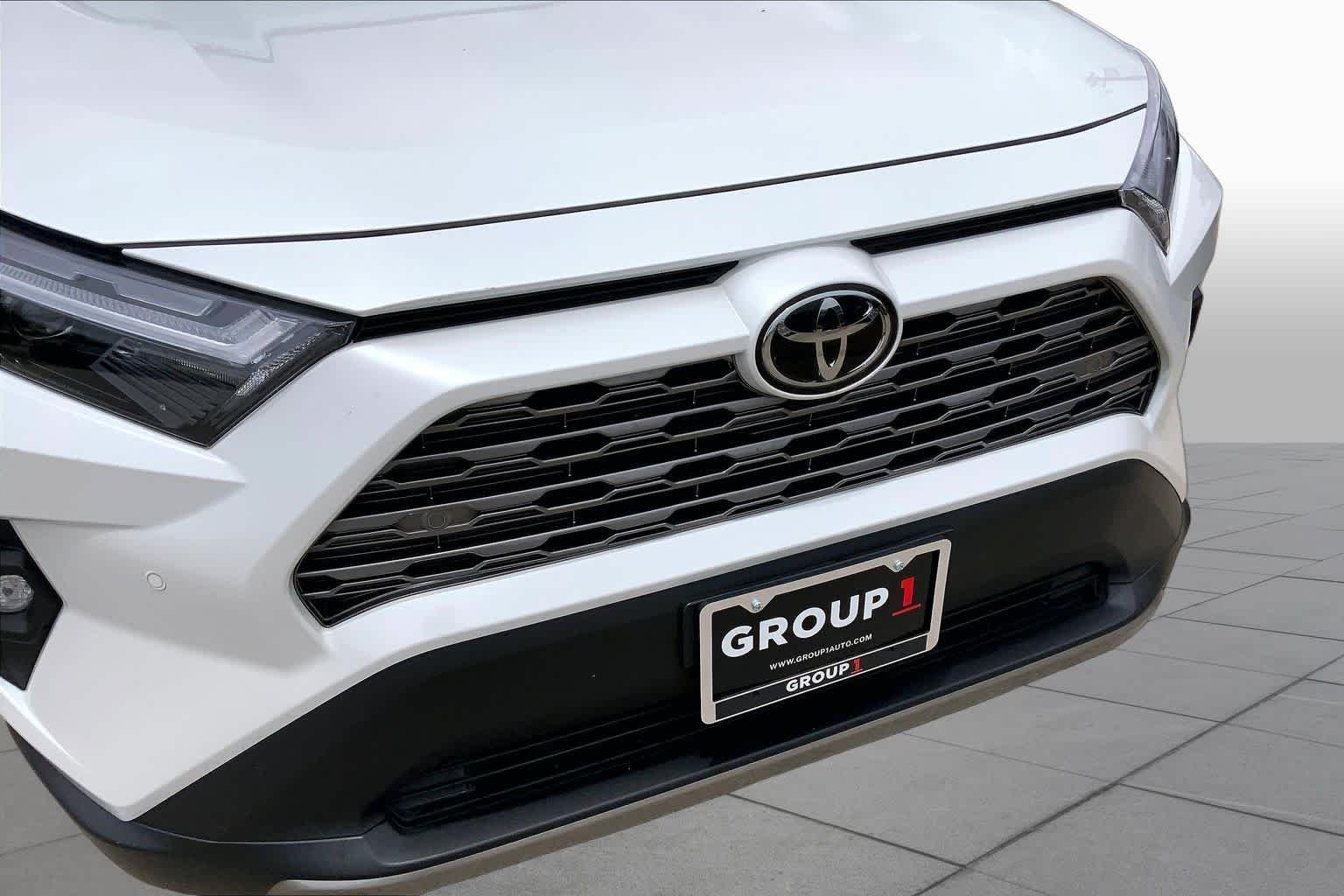 Used 2025 Wind Chill Pearl Toyota Limited image 30