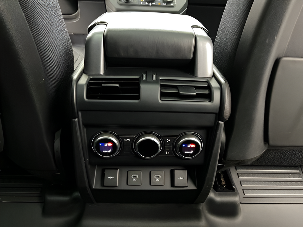 Used 2021  Land Rover X image 18