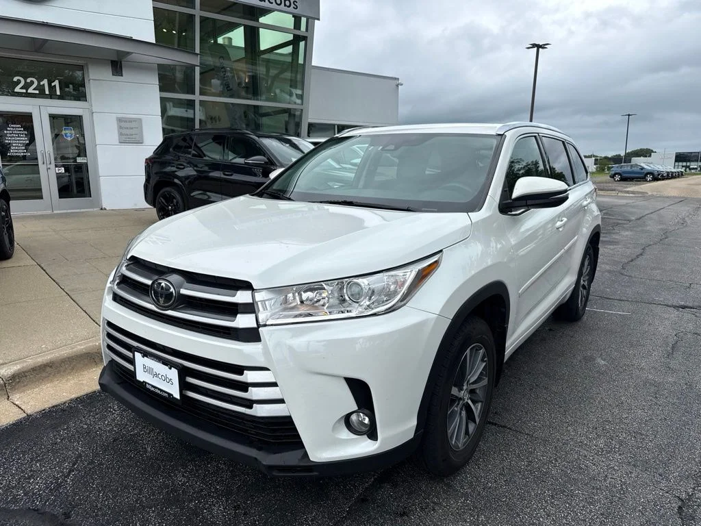 Used 2018 White Toyota XLE image 2